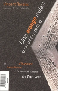 Une orange roulant sur le sol d'un parking et s'illuminant tranquillement de toutes les couleurs de l'univers