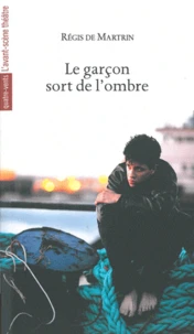 Le garçon sort de l'ombre