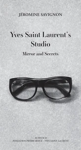 Dans le studio d'Yves Saint Laurent