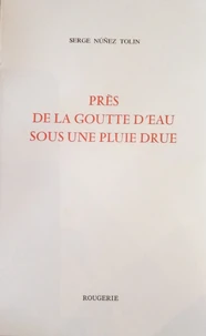 Près de la goutte d'eau sous une pluie drue