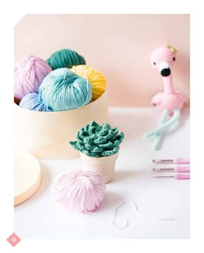 Mon adorable flamant rose à crocheter, Kit complet pour crocheter un doudou !. Avec 5 pelotes de fil, un crocher, le rembourrage et 2 yeux de sécurité