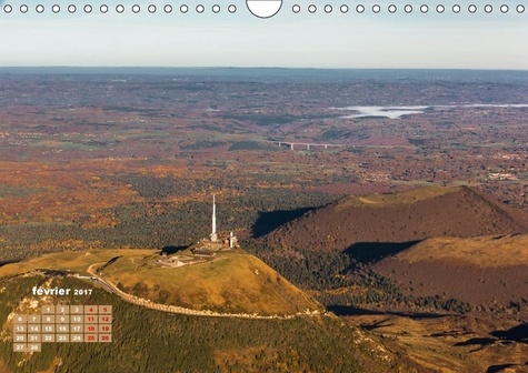 Les volcans d'Auvergne vus du ciel. Balade automnale au-dessus des lacs d'Auvergne et de la Chaîne des Puys. Calendrier mural A4 horizontal  Edition 2017