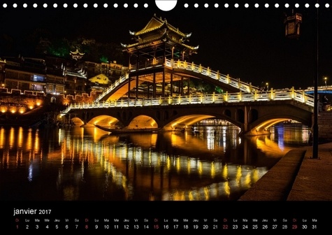 Lumières et couleurs de Chine. Fenghuang a subi de très graves inondations en juin 2014. Cette petite ville du Hunan a t-elle retrouvé sa splendeur passée, qui est à découvrir avec les photos de ce calendrier. Calendrier mural A4 horizontal 2017