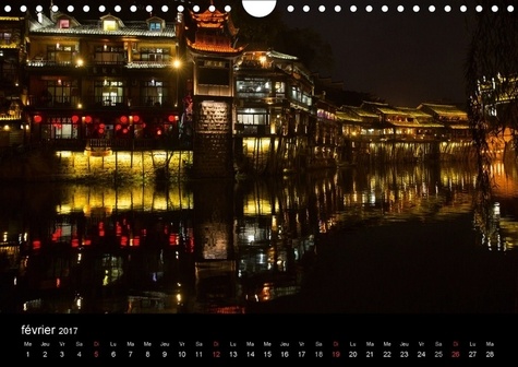 Lumières et couleurs de Chine. Fenghuang a subi de très graves inondations en juin 2014. Cette petite ville du Hunan a t-elle retrouvé sa splendeur passée, qui est à découvrir avec les photos de ce calendrier. Calendrier mural A4 horizontal 2017
