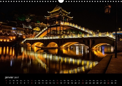 Lumières et couleurs de Chine. Fenghuang a subi de très graves inondations en juin 2014. Cette petite ville du Hunan a-t-elle retrouvé sa splendeur passée, qui est à découvrir avec les photos de ce calendrier. Calendrier mural A3 horizontal 2017