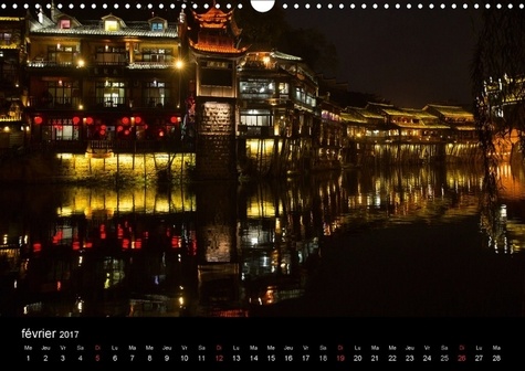 Lumières et couleurs de Chine. Fenghuang a subi de très graves inondations en juin 2014. Cette petite ville du Hunan a-t-elle retrouvé sa splendeur passée, qui est à découvrir avec les photos de ce calendrier. Calendrier mural A3 horizontal 2017