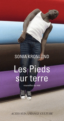 Les Pieds sur terre - Nouvelles du réel de Sonia Kronlund - Livre - Decitre