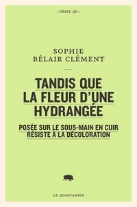 Sophie Bélair Clément - Tandis que la fleur d'une hydrangée posée sur le sous-main en cuir résiste à la décoloration.