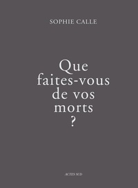Téléchargez des livres en ligne gratuitement Que faites-vous de vos morts ? en francais 9782330196684 FB2 ePub par Sophie Calle