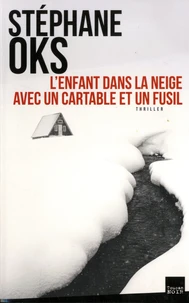 L'enfant dans la neige avec un cartable et un fusil