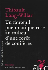 Un fauteuil pneumatique rose au milieu d'une forêt de conifères