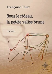 Sous le rideau, la petite valise brune