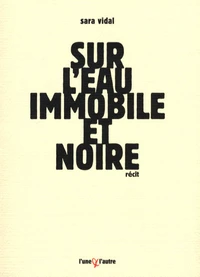 Sur l'eau immobile et noire
