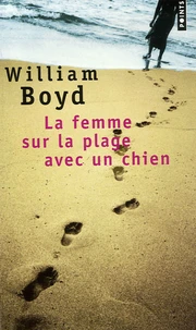 La femme sur la plage avec un chien