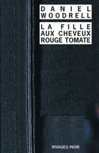 La fille aux cheveux rouge tomate