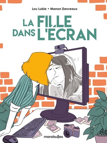 La fille dans l'écran
