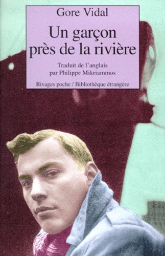 Un garçon près de la rivière